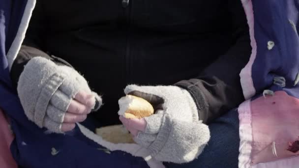 Triste Hombre Sin Hogar Está Comiendo Aire Libre — Vídeo de stock