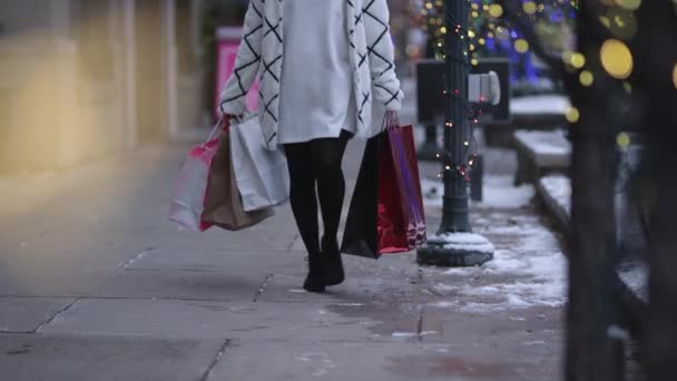 Mujer Afroamericana Está Caminando Con Bolsas Compras Calle Hora Noche — Vídeo de stock