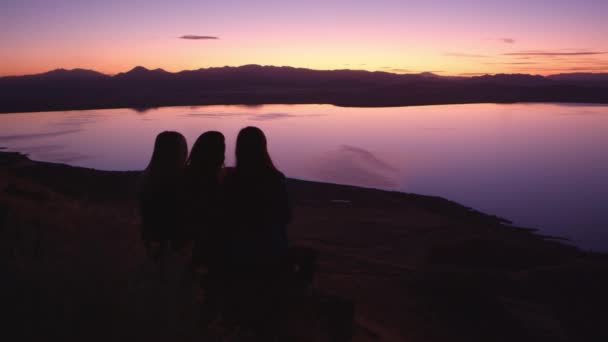 Chicas Jóvenes Está Descansando Las Montañas Atardecer — Vídeo de stock