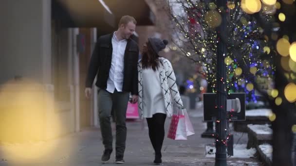 Pareja Está Caminando Calle Con Bolsas Compras Navidad — Vídeo de stock