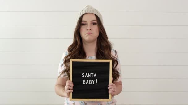 Kvinna Håller Svarta Tavlan Med Ordet Santa Baby — Stockvideo