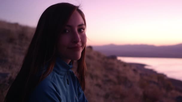 Jeune Belle Fille Est Assis Dans Les Montagnes Pensée — Video