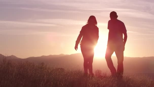 Jovem Casal Apaixonado Está Descansando Nas Montanhas Pôr Sol Bonito — Vídeo de Stock