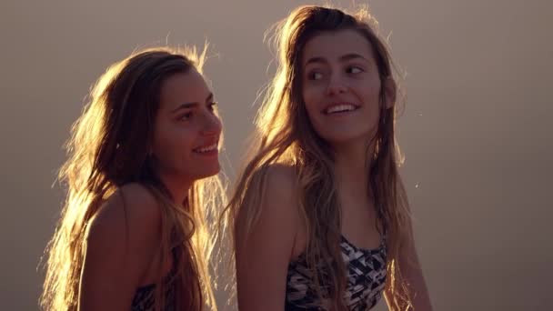 Δύο Δίδυμες Αδελφές Που Ξεκουράζονται Στα Βουνά Κατά Ηλιοβασίλεμα — Αρχείο Βίντεο