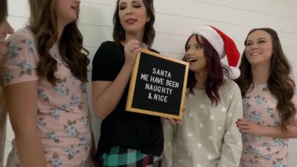 Les Femmes Tiennent Tableau Noir Avec Des Mots Père Noël — Video