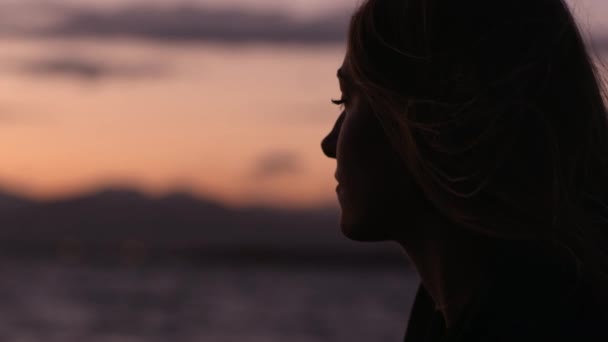 Menina Descansando Margem Rio Pôr Sol — Vídeo de Stock