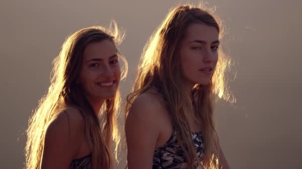 Dos Hermanas Gemelas Descansando Las Montañas Atardecer — Vídeos de Stock