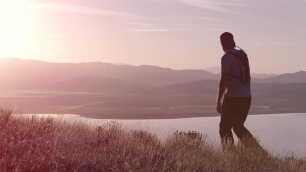 Gruppo Amici Adolescenti Che Camminano Mounatins — Video Stock