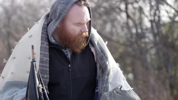 Trauriger Obdachloser Denkt Über Etwas Nach — Stockvideo