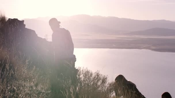 Grupo Amigos Adolescentes Caminhando Mounatins — Vídeo de Stock