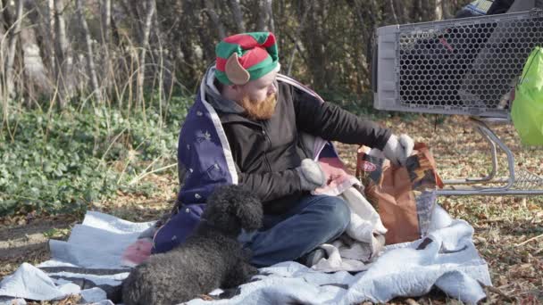 Hombre Sin Hogar Está Alimentando Perro Aire Libre — Vídeo de stock