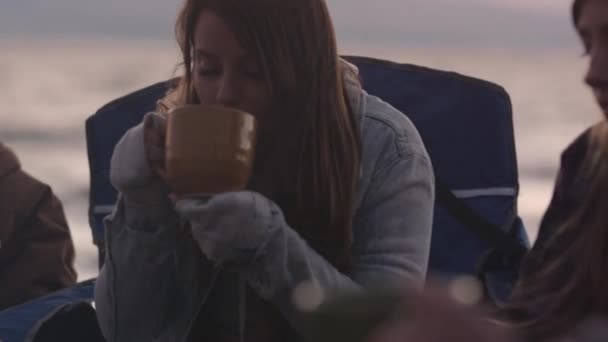 Groupe Adolescents Reposant Près Feu Brûlant Extérieur — Video