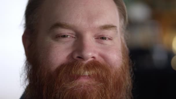 笑顔の赤毛の白人男性の顔 — ストック動画