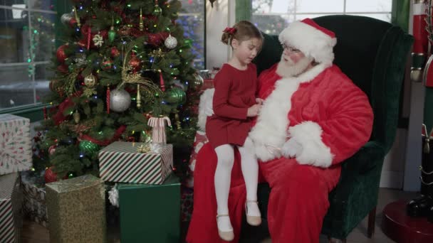 Küçük Kız Noel Baba Ziyaret Ediyor — Stok video