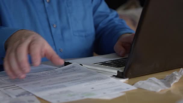 Blanke Man Werkt Thuis Met Laptop Papieren — Stockvideo