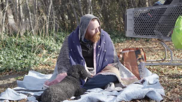 Бездомний Чоловік Погладжує Собаку Відкритому Повітрі — стокове відео