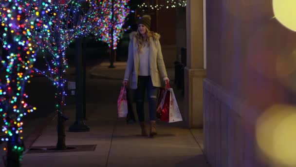 Mujer Está Caminando Con Bolsas Compras Calle Noche Navidad — Vídeos de Stock