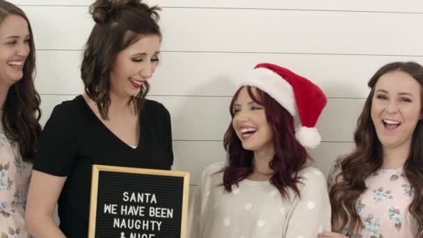 Les Femmes Tiennent Tableau Noir Avec Des Mots Père Noël — Video