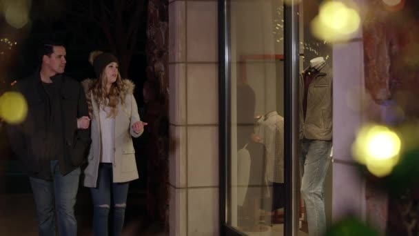 Couple Promène Dans Rue Près Boutique Soirée Noël — Video