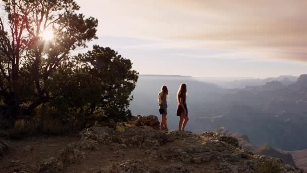 Dos Hermanas Gemelas Descansando Las Montañas Atardecer — Vídeo de stock