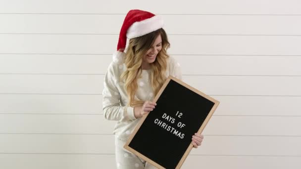 Woman Holding Blackboard Words Days Christmas — 비디오