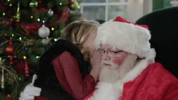Menina Está Visitando Papai Noel — Vídeo de Stock
