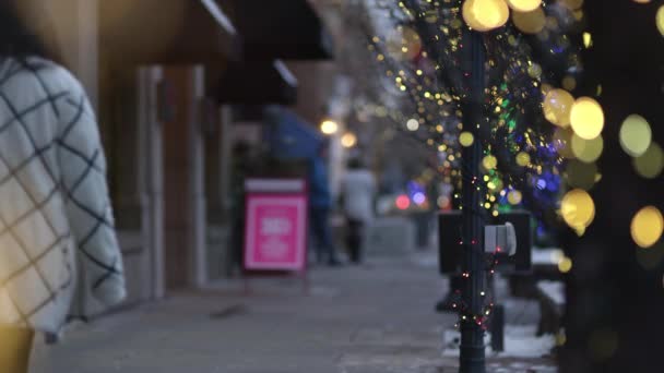 Casal Está Andando Rua Com Sacos Compras Natal — Vídeo de Stock