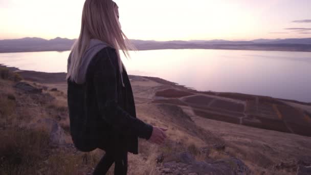 Jong Paar Verliefd Wandelen Bergen Bij Mooie Zonsondergang — Stockvideo