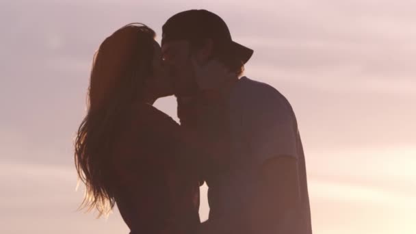 Mladý Pár Lásce Odpočívá Horách Při Krásném Západu Slunce — Stock video