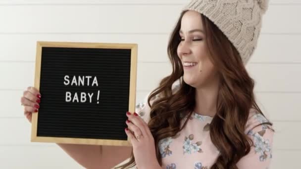 Vrouw Houdt Schoolbord Met Woorden Santa Baby — Stockvideo