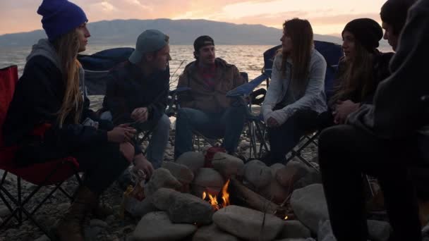 Açık Havada Yanan Ateşin Yanında Dinlenen Bir Grup Genç — Stok video
