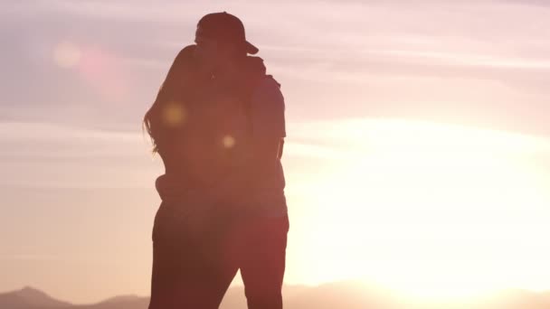 Junges Verliebtes Paar Ruht Bei Schönem Sonnenuntergang Den Bergen — Stockvideo