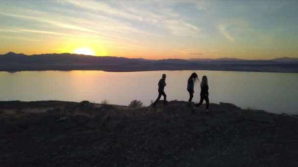 Gruppo Amici Adolescenti Che Camminano Mounatins — Video Stock