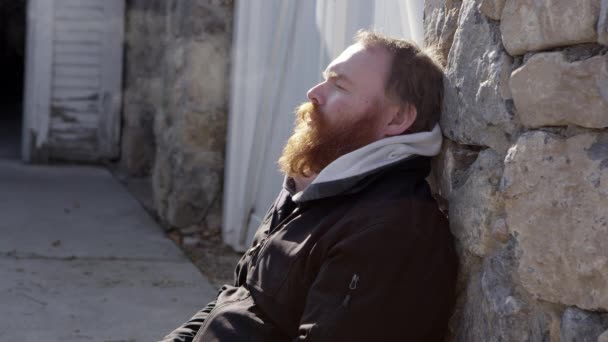 Szomorú Hajléktalan Ember Gondol Valamiről — Stock videók