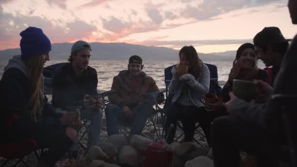 Gruppe Jugendlicher Ruht Sich Bei Loderndem Feuer Freien Aus — Stockvideo