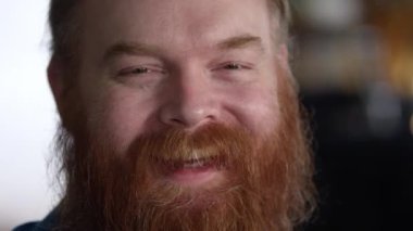 Gülen kızıl beyaz adamın yüzü