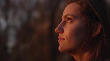 Genç kızın yüzü açık havada