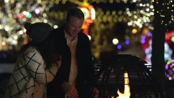 Couple Réchauffe Par Feu Dans Soirée Noël — Video