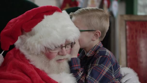 Mały Chłopiec Odwiedza Świętego Mikołaja — Wideo stockowe