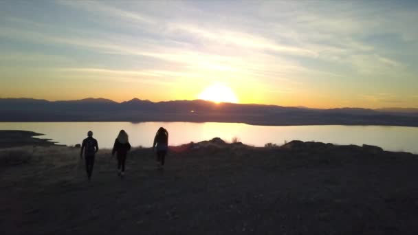 Група Друзів Підлітків Ходять Горах — стокове відео