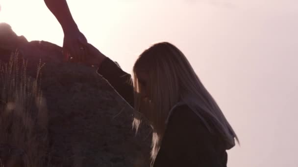 Grupo Amigos Adolescentes Caminando Mounatins — Vídeo de stock