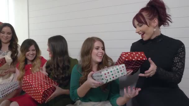 Las Mujeres Amigas Están Dando Regalos Navidad — Vídeos de Stock