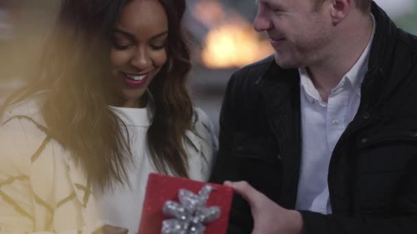 Homem Está Dando Presente Natal Para Sua Namorada — Vídeo de Stock