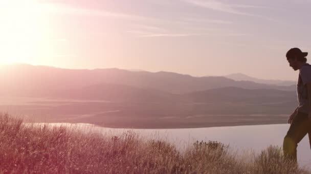 Jeune Couple Amoureux Marche Dans Les Montagnes Beau Coucher Soleil — Video