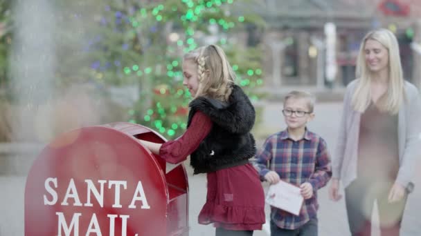 Barn Kastar Brev Till Santa Mail — Stockvideo