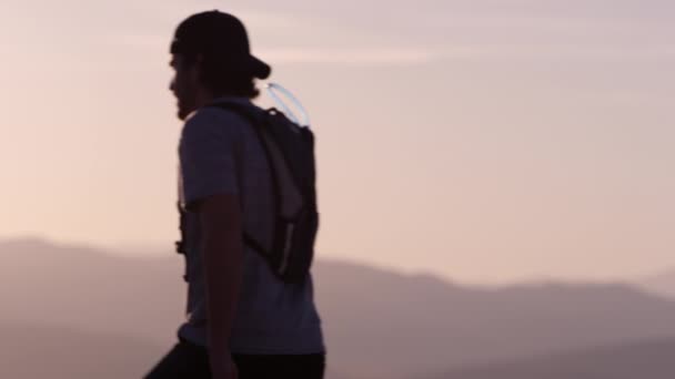 Grupo Amigos Adolescentes Caminando Mounatins — Vídeo de stock