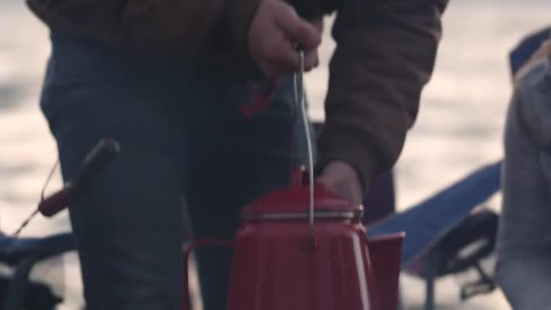 Grupo Adolescentes Está Calentando Tetera Fuego Ardiente Aire Libre — Vídeo de stock