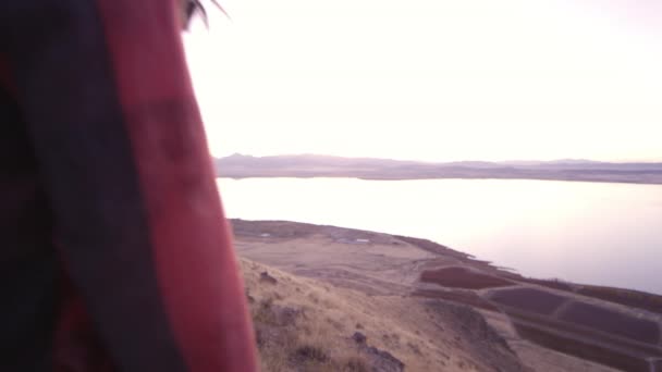 Pareja Joven Enamorada Está Caminando Las Montañas Atardecer — Vídeos de Stock