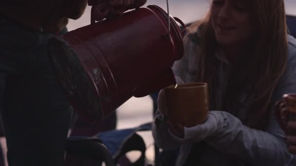 Чоловік Наливає Чай Чайника Чашку Жінки Відкритому Повітрі — стокове відео