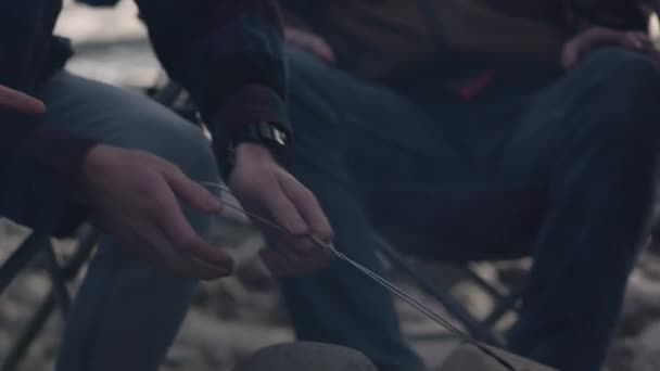 Group Teenagers Fry Sausages Marshmallows Burning Fire Outdoor — Stock Video